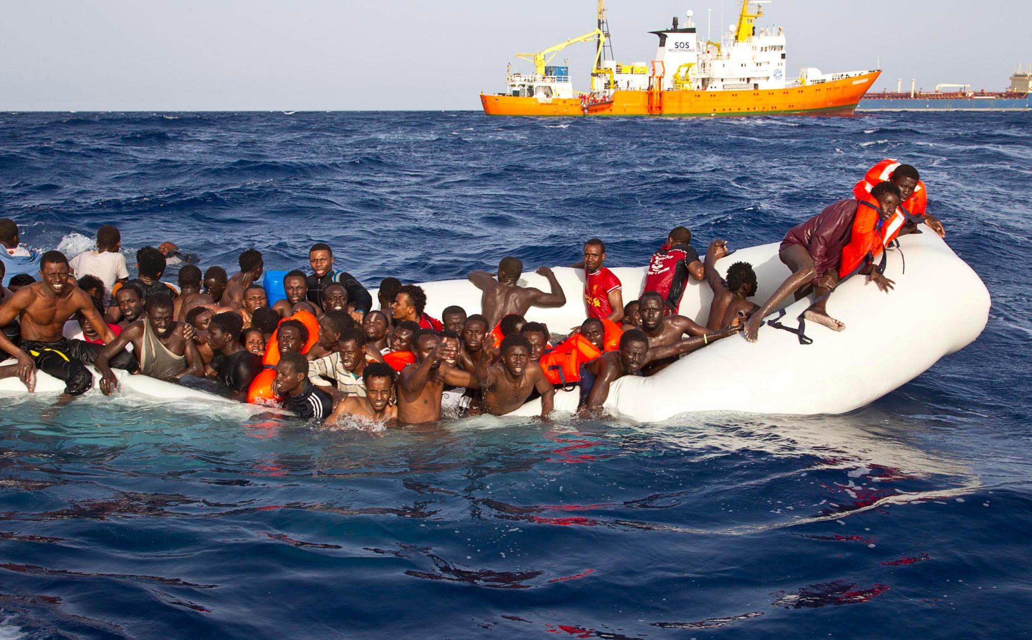 إنقاذ 143 مهاجرا غير نظامي قبالة السواحل الليبية