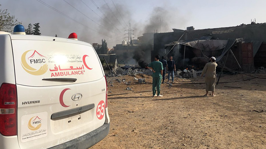 الطب الميداني جريح مدني بقصف على عين زاره ليبيا الأحرار