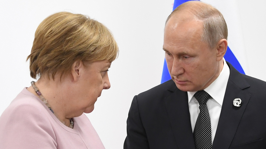 بوتين وميركل يؤكدان ضرورة وقف القتال وعودة المفاوضات