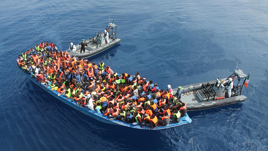 خفر السواحل ينقذ مهاجرين