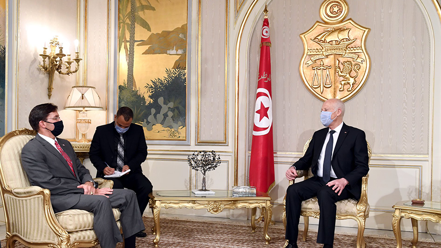 الرئيس التونسي قيس سعيد مع وزير الدفاع الأمريكي مارك إيسبر حول ليبيا