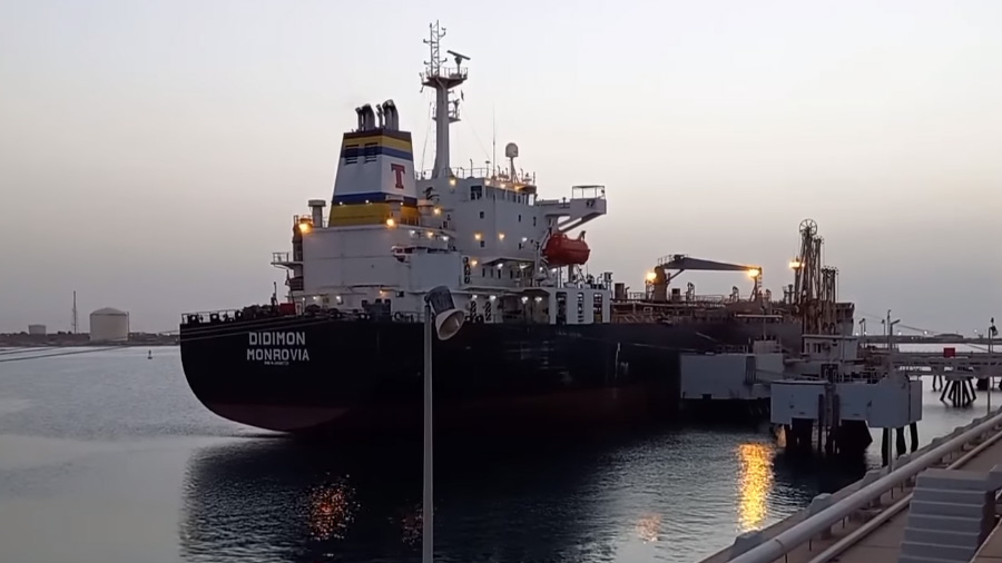 ميناء الزويتينة يستقبل ناقلة نفط خام لتحميلها ب 600 برميل من النفط