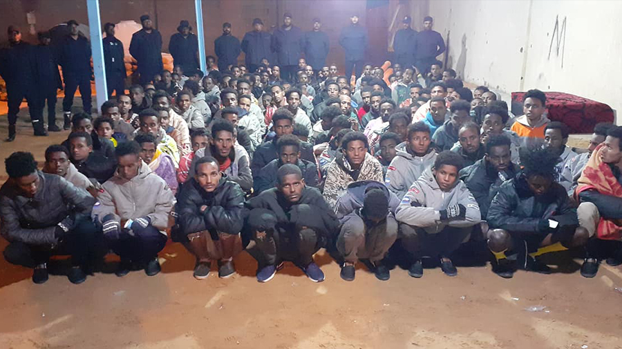 مديرية أمن الكفرة: إطلاق سراح 156 مهاجرا إفريقيا كانوا في سجن سري