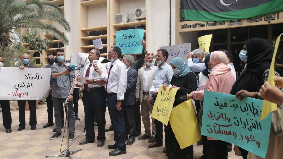 وقفة احتجاجية لمدرسي جامعة طرابلس لتحسين أوضاعهم