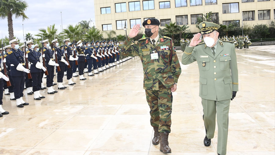 الحداد وشنقريحة يؤكدان ضرورة تعزيز التعاون العسكري بين ليبيا والجزائر