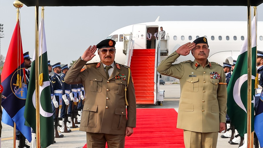 “ميدل إيست آي”: باكستان تسلم “حفتر” شحنات أسلحة بتمويل سعودي لمزاحمة النفوذ الإماراتي