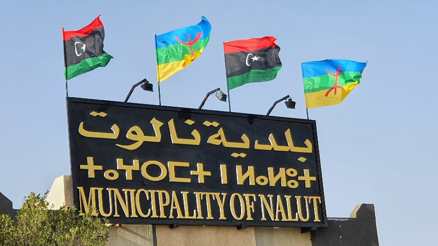 رياح قوية تضرب نالوت وباطن الجبل وتغلق طرقا بسبب زحف الرمال