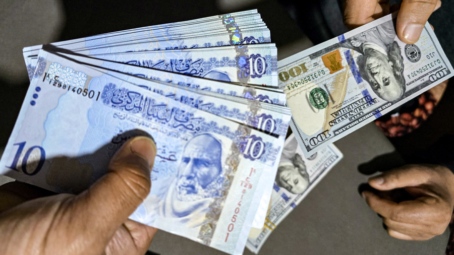 الدولار تحت حاجز الـ8 دنانير في السوق الموازية