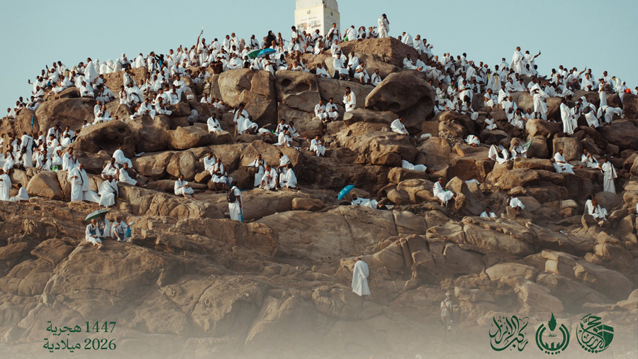حجاج بيت الله يصعدون إلى عرفات لأداء الركن الأعظم