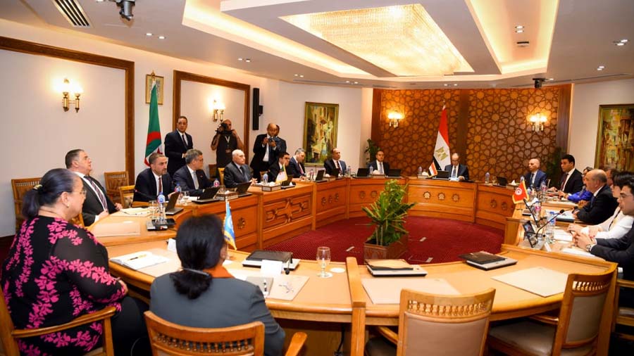 ليبيا – وتؤكد مصر وتونس والجزائر دعمها للعملية السياسية التي ترعاها الأمم المتحدة وتؤدي إلى إجراء انتخابات رئاسية وبرلمانية متزامنة. ليبيا – وتؤكد مصر وتونس والجزائر دعمها للعملية السياسية التي ترعاها الأمم المتحدة وتؤدي إلى إجراء انتخابات رئاسية وبرلمانية متزامنة.